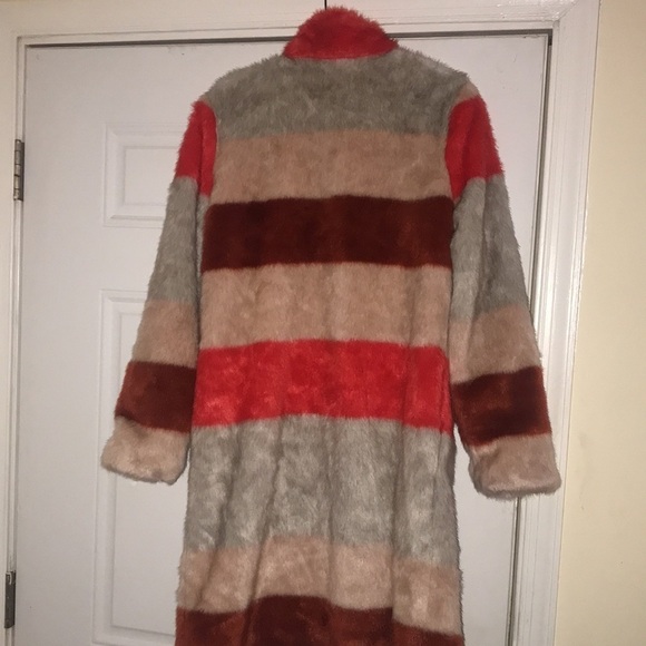 Eva Mendes faux fur coat - Picture 5 of 5